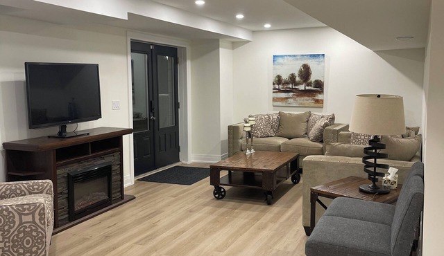 Charming 2-Bedroom Apartment with Kitchen, Office and Laundry