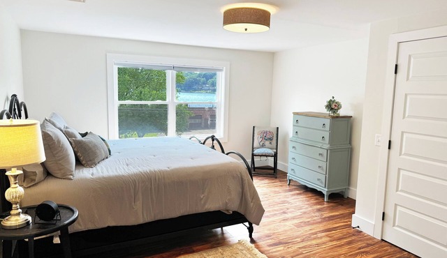 Charming 2-bedroom apartment with AC, WiFi LAKE VIEWS!