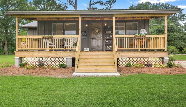 Charming 2-bedroom cottage in lovely Folsom with WiFi, AC and gorgeous views