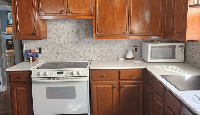 Charming 2-bedroom house with WiFi, AC in delightful Windsor.