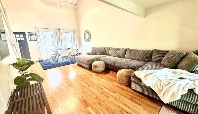 Charming 2-bedroom lake house with AC in peaceful Ringwood,40 minutes from NYC