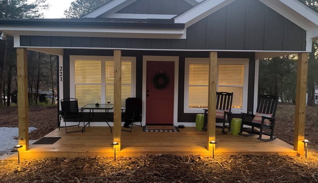 Charming 2-bedroom Tiny House with WiFi, near Clemson University & Lake Keowee.