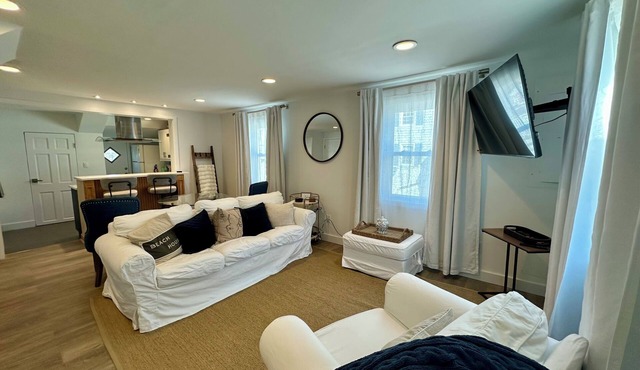 Charming 3-bedroom beach cottage in beautiful Fairfield with AC