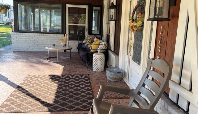Charming 3 bedroom farmhouse with AC in wonderful Schriever