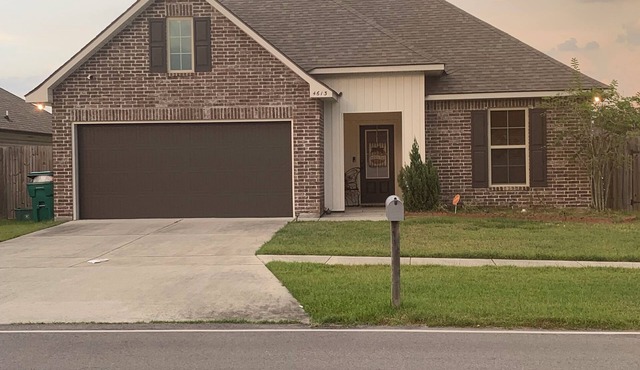 Charming 3-bedroom house with AC 15 minutes outside the city.