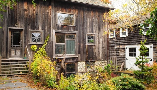 Charming Converted Barn and Cottage. 20 min dr to Smith Point Fire Island Beach