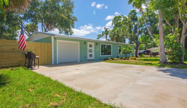 Charming, Fully Renovated 3bd/2bth house in awesome Vero Beach. Dogs welcome!