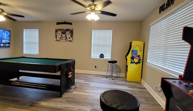 Charming Lakeview 3-bedroom townhome w King bed in New Orleans w/gameroom, WIFI