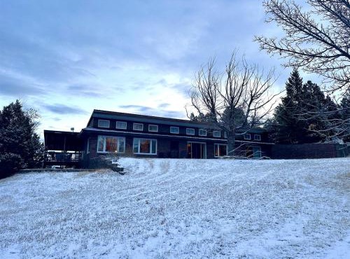 Charming, Spacious, Contemporary Mountain Retreat