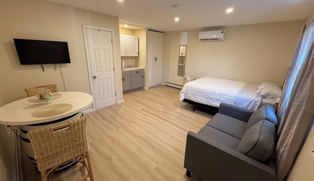 Charming Studio Close to Everything!
