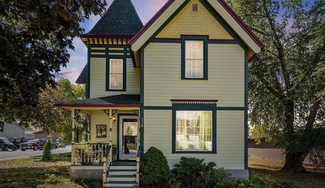 Charming Victorian 4-bedroom, 2-bathroom house in Fairbank, IA, sleeps 8.