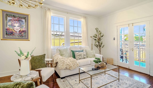 Chic & Central w/Parking: Ideal 4 Families/Groups