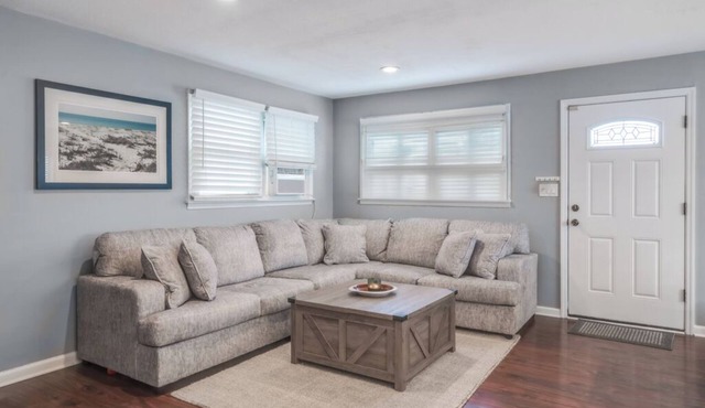 Chic Studio Apartment, with WiFi in welcoming Amityville