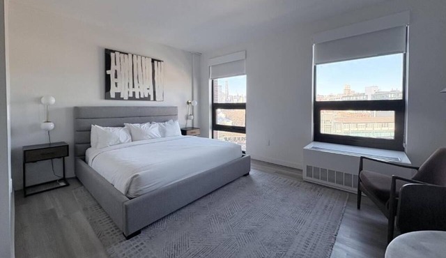 Chic Unit by Gantry Plaza State Park – Queen Bed + Modern Kitchen Design