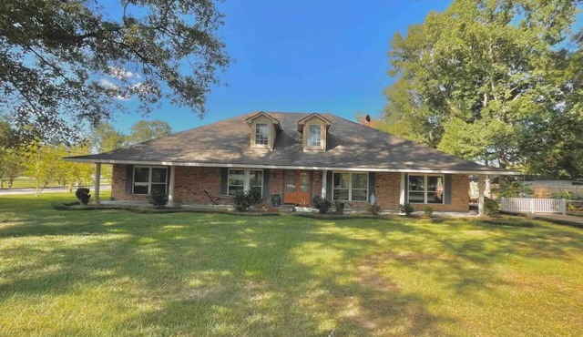 Classic southern home! Beautiful big kitchen, and centrally located home.