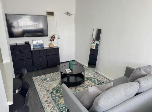 Clean Bright Studio Apartment - Walkable Location