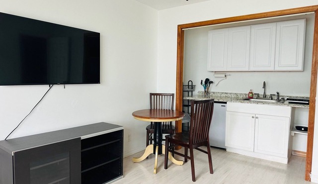 Clean, well-maintained studio, private entrance; 7 min to the beach.