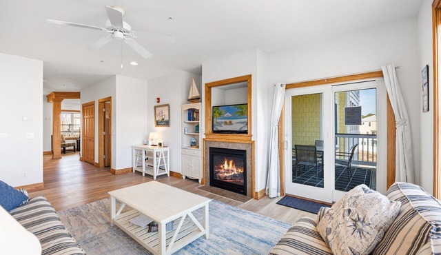 Coastal Get Away Pool, Gym & 5-Min Beach Drive