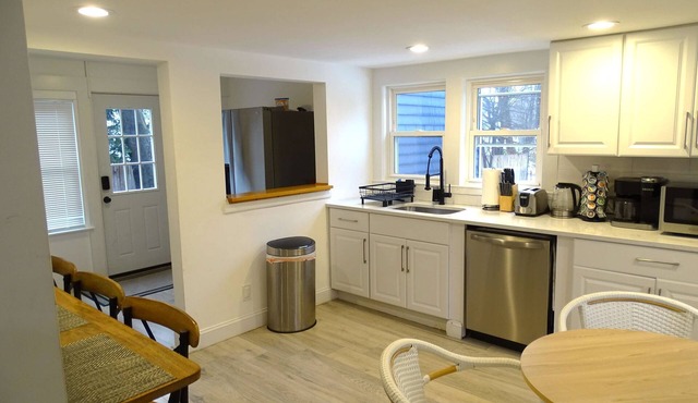 Comfortable 3 Bed Apt in Quiet Neighborhood