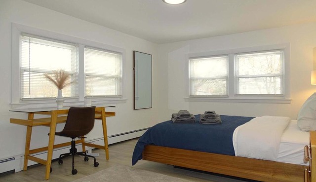 Comfortable 3 Bed Apt in Quiet Neighborhood