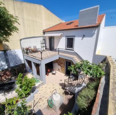 Comfortable rustic house with spacious garden near the beach