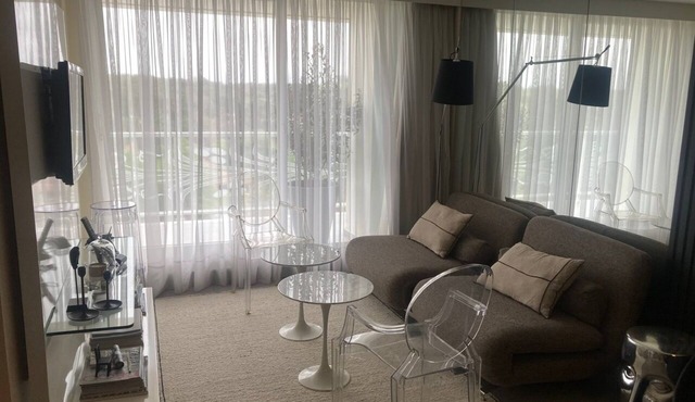 Comodo apartamento de 2 dormitorios en Torre Yoo, Punta del Este.