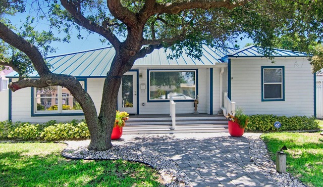 Contemporary, Beautiful Cottage in the Heart of Downtown, One Block to the Beach