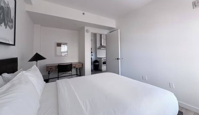 Convenient 2 Bedroom Unit w/Kitchen, Living & Dining Area – Rooftop Bar