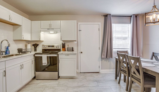 Convenient Kenner Unit w/Patio - 1 Mi to Airport!