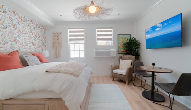 Coral Reef King Retro King Suite - near Beach