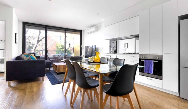 Cosmo Stays- Peaceful 2BR Designer Apartment. Fabulous Location. Free Parking.
