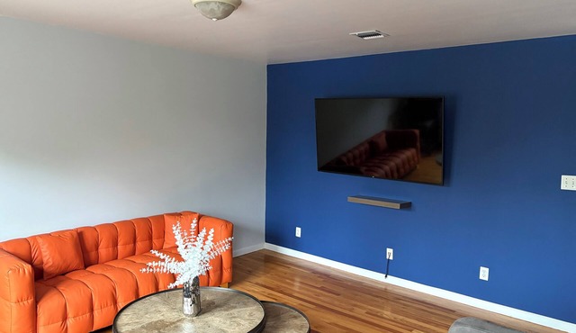 Cozy 2-bedroom apartment with WiFi, AC, large outdoor balcony