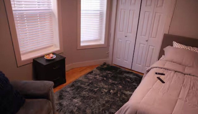 Cozy 2-bedroom apartment in brilliant Newark with AC