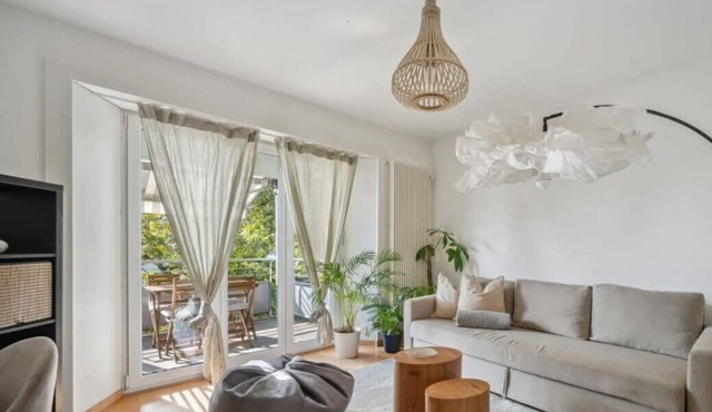Cozy 2BR Zurich Apt: Easy City Access