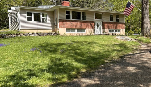 Cozy 3-bed 1.5 baths 1 mile from UConn campus. WiFi AC Patio Kitchen Dining room