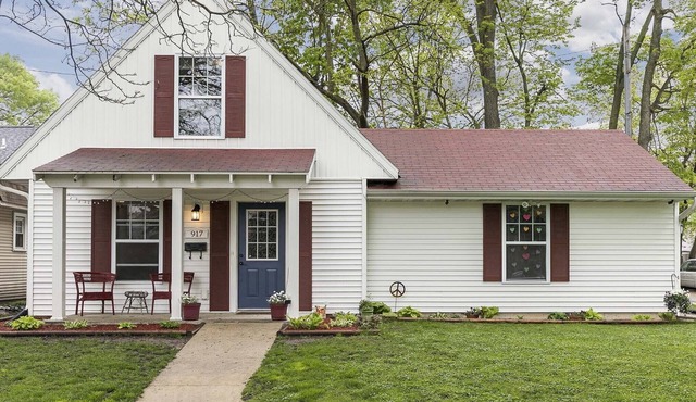 Cozy Cedar Rapids Pad - 2 Blocks to Mercy Care!