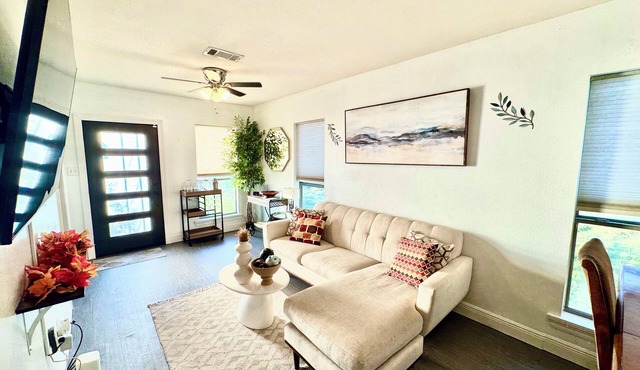 🏡Cozy Cottage Home located in the heart of Gonzales !