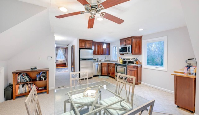 Cozy Dix Hills Apt w/Deck ~ 7 Mi to Beach!