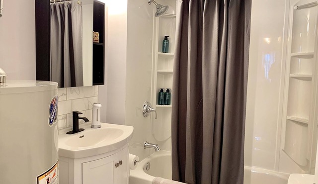 Cozy Downtown Suite - Walking Distance to Restaurants & shops - Quiet Area