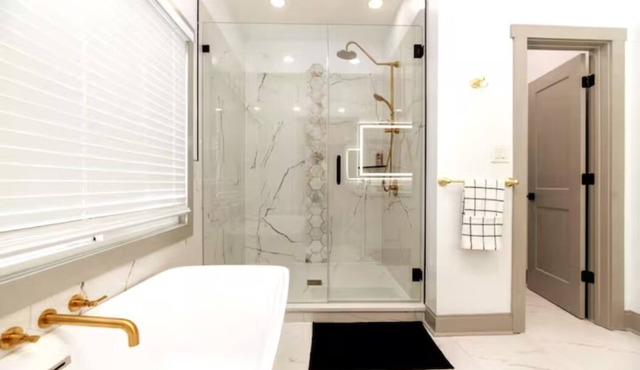 Cozy Escape! Modern/Luxe style w/2 Master en Suites-Fireplace-Fenced- SouthPark!