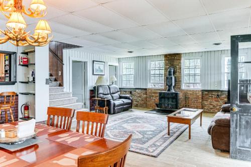 Cozy Home w/Yard: Steps to Mississippi River