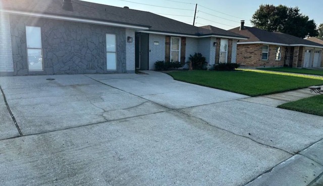 Cozy private suit inside a home in awesome Kenner with AC, WiFi