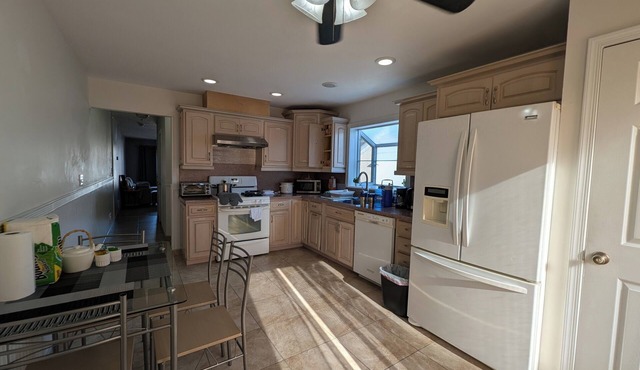 Cozy Staten Island Escape: 3-Bedroom Home with Complimentary WiFi & AC