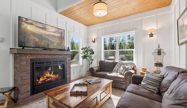 Cozy, Super Clean Farm Cottage w/Hot Tub – 10 Min to Glacier National Park