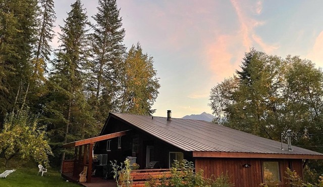Creeky Cedars Suite Mountain Getaway - minutes from Golden
