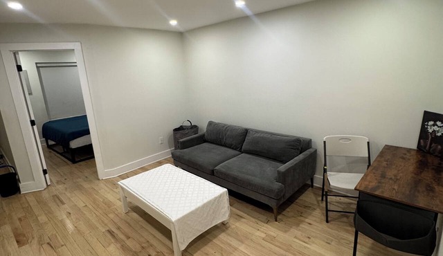 Cuzzy Garden Room! 7m to subway, 20m to Manhattan