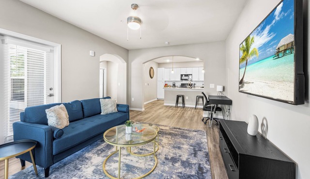 Deluxe and Spacious Condo w/Pool, Gym and Laundry