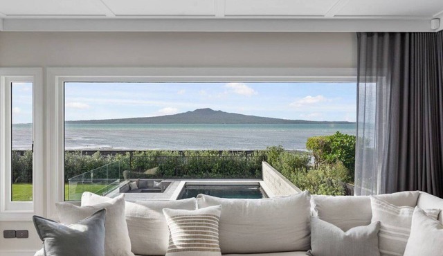 Devonport - Oxford Terrace Beachfront (5BR/3.5BA, Sleeps 6)