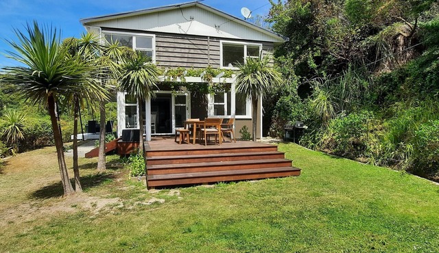 Diamond Harbour Hideaway Flat - a 3 bedroom home with spectacular views