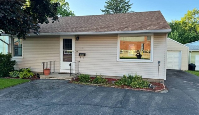 Dixon hideaway. 2BR comfy house with fenced yard